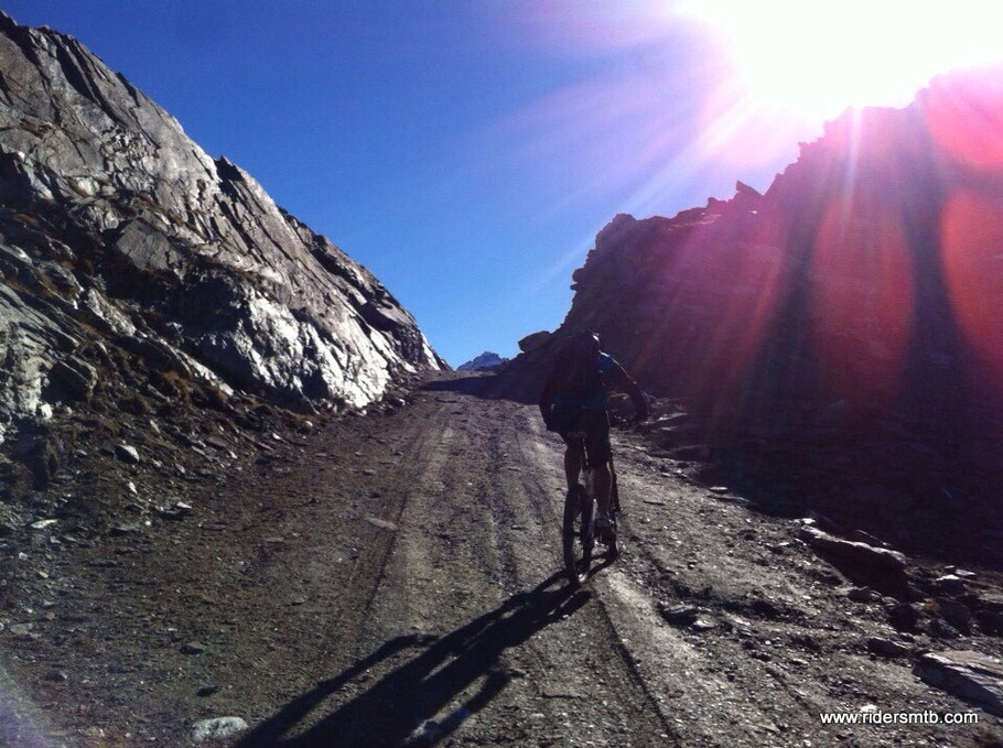 la vista del Monviso vi avvisa che gli sforzi della salita sono terminati.....lassù il colle Barant