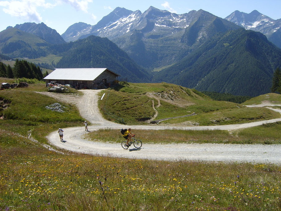 su strada bianca in avvicinamento agli impianti di risalita 