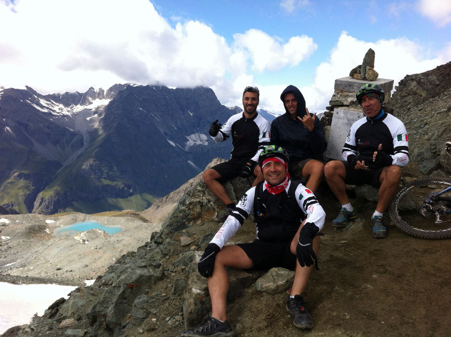  con questa vetta raggiungiamo la quota massima mai raggiunta -da noi- in mtb, 3093 m.