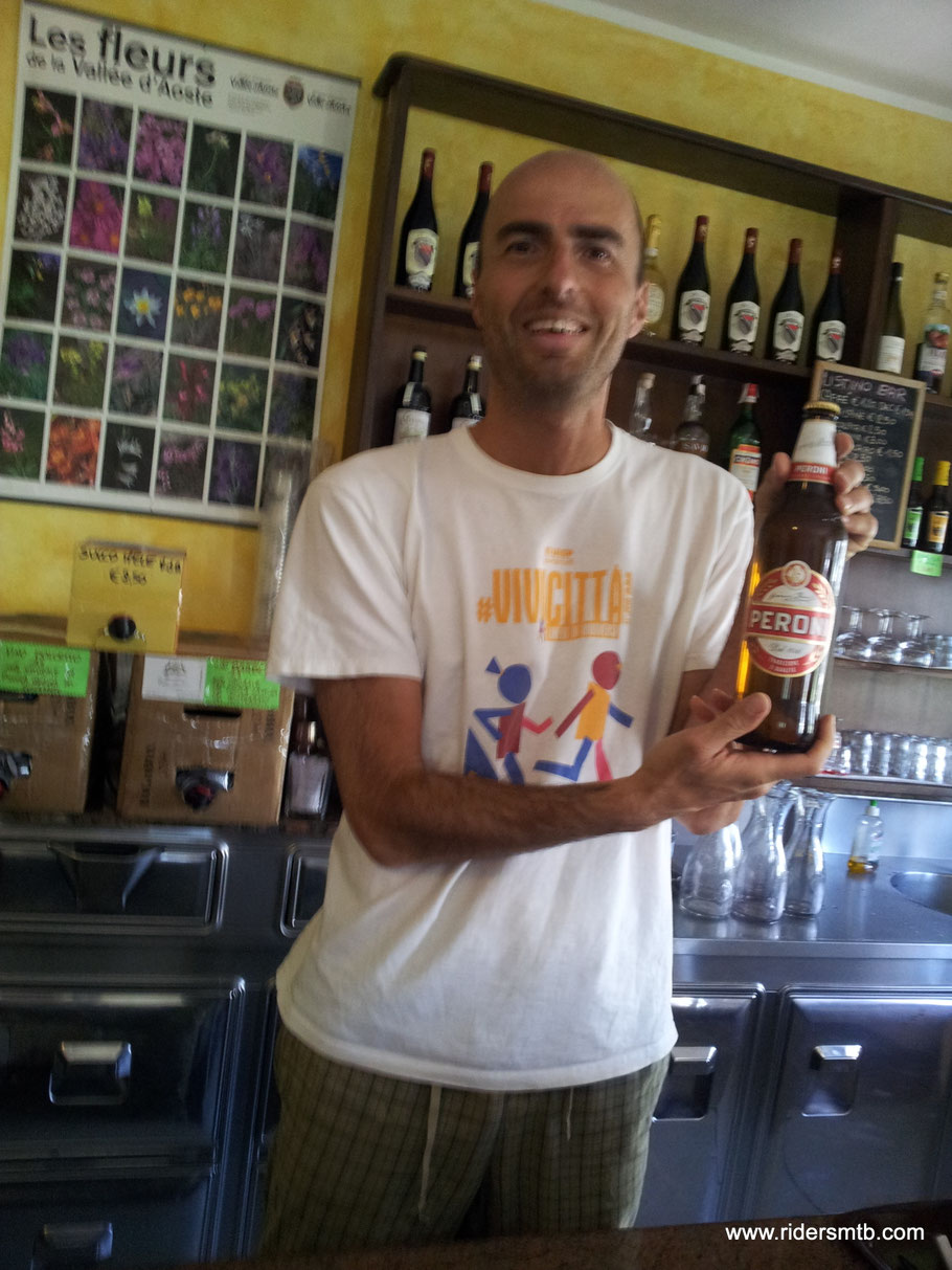 sulla valle opposta, il gestore del rifugio Sogno e la prima birra guadagnata della giornata