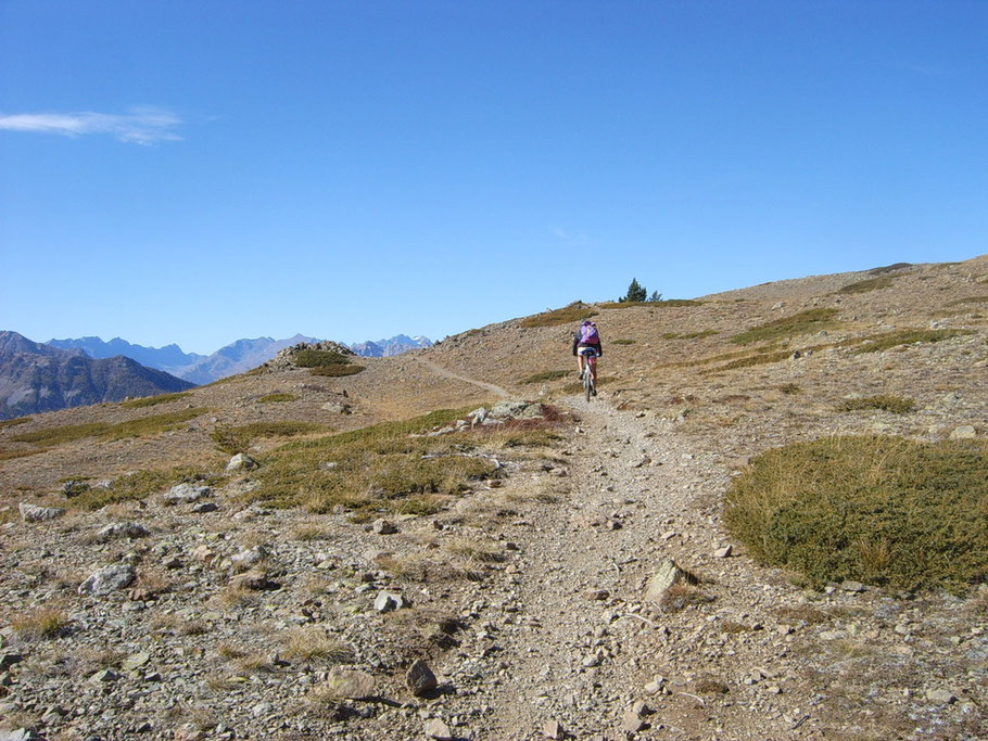 dopo la pausa pranzo con vista lago ci rimettiamo in sella per affrontare un tratto di strada così come piace tanto a Tony...single track stretto e leggermente esposto!! uffffffffff Tony trema