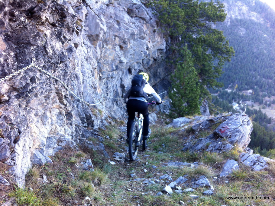 dal Colle della Scala iniziano i tagli per evitare l'asfalto, il sentiero non è proprio adatto alle bici