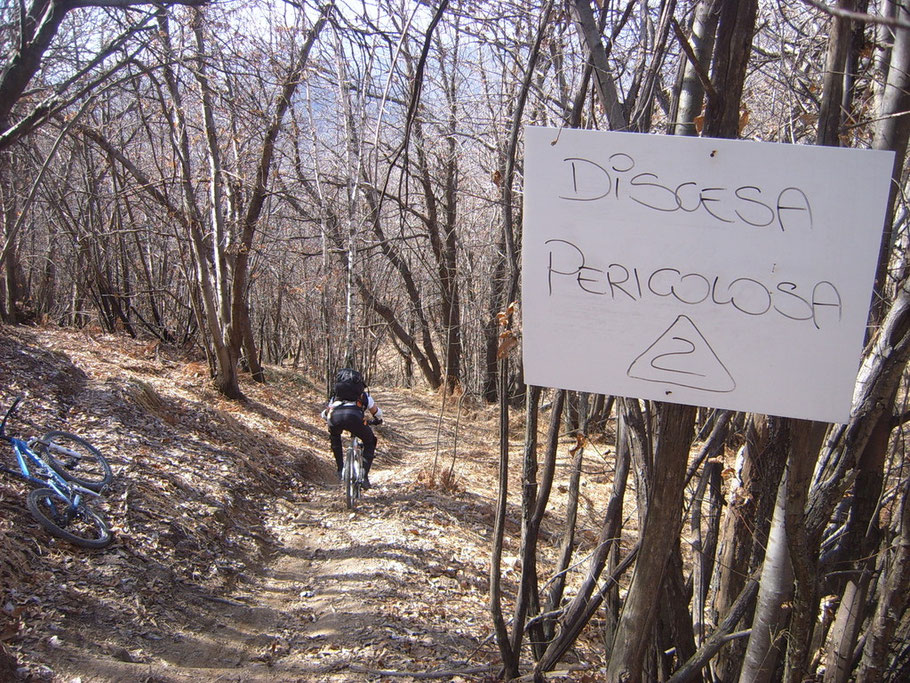 qui il terreno e molto sdrucciolevole e la sensazione di pericolosità aumenta 