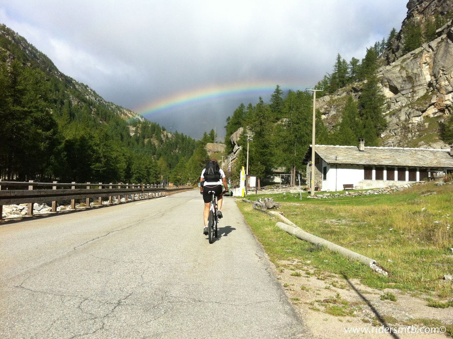 si parte con  tempo incerto, l'arcobaleno annuncia la presenza di pioggia.....