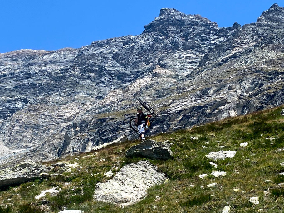 Il duro portage sommato al forte vento è un connubio non proprio piacevole, ma siamo in ballo