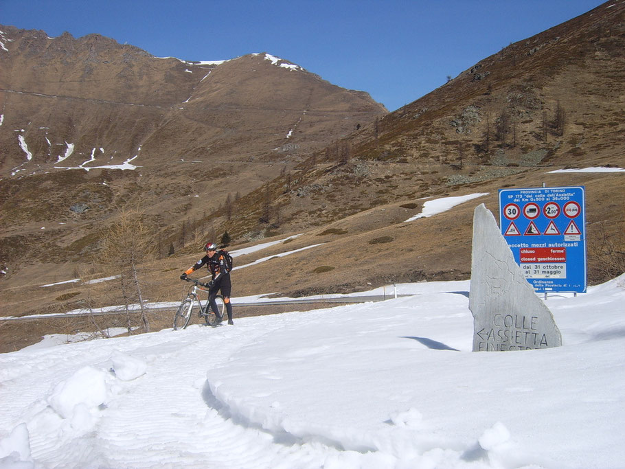 Finalmente riguadagnamo la strada ma, poichè ci troviamo ancora sulla linea di tiro dobbiamo scegliere se proseguire per il Colle delle Finestre - con il piombo sulle orecchie - o proseguire subito per PRACATINAT... 