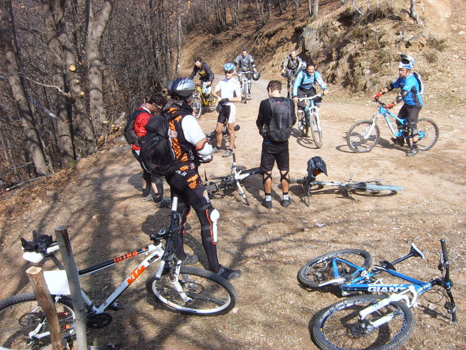 a fine salita.....incontriamo una marea di bikers in arrivo da tutta l'Italia con lo scopo di memorizzare i passaggi dei vari percorsi ....chi arriva pedalando e chi in shuttle
