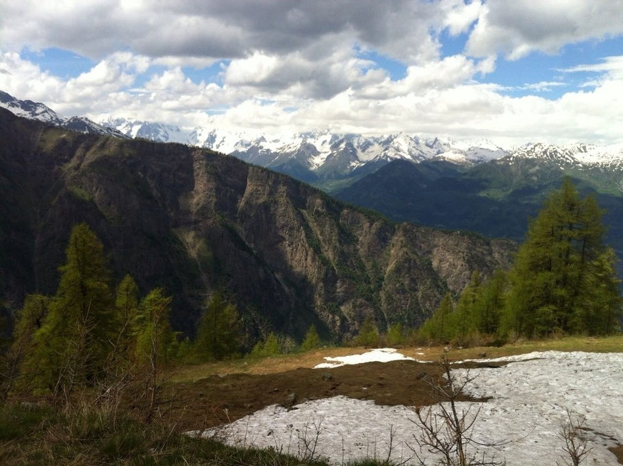 Giunti al pianoro del Petit Mont Blanc, l'arco alpino si svela in tutta la sua bellezza