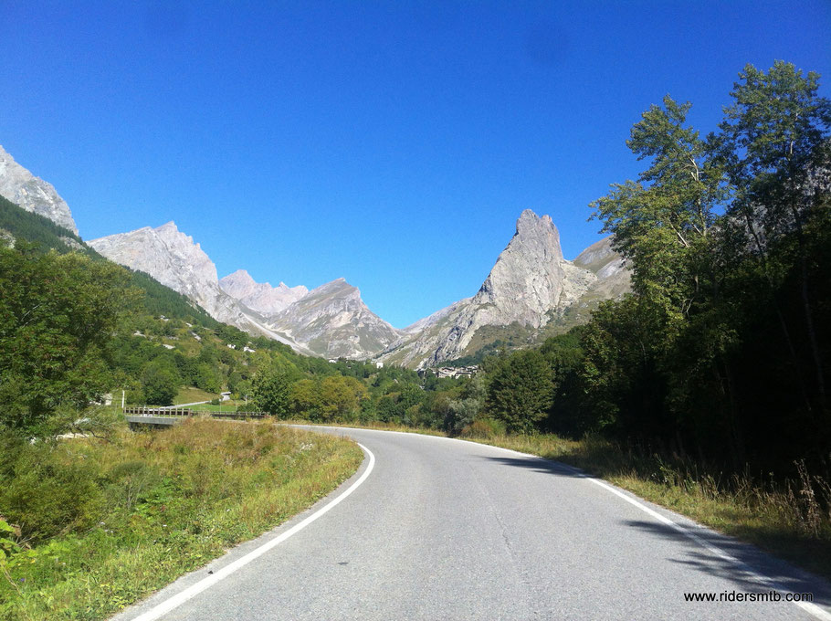 chiudiamo l'anello lasciando alle spalle la Rocca Provenzale e la spettacolare Val Maira