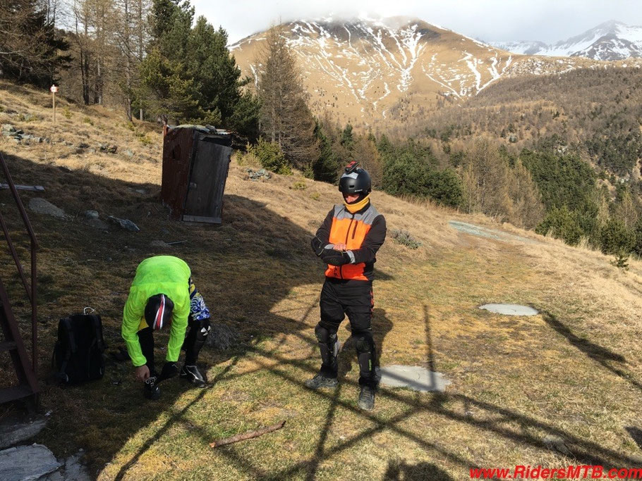 Il posto meriterebbe una lunga sosta ma si è alzato un vento fortissimo  che porta con se strascichi di neve 
