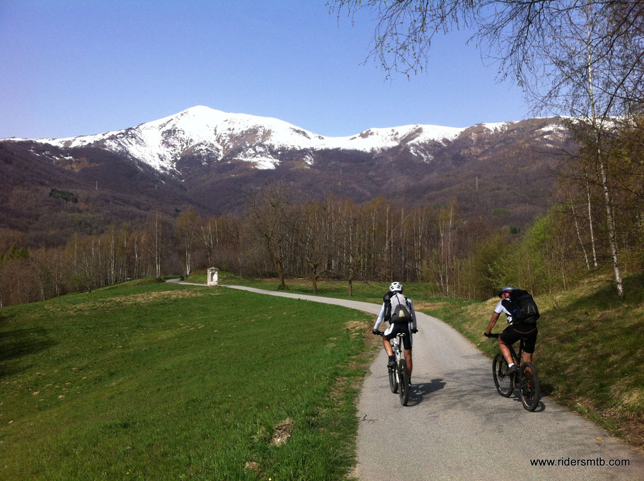 Inizio rilassante complice anche un bellissimo panorama sovrastato dal Monte Soglio