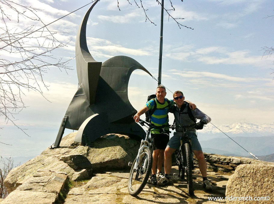 quassù... il popolo del trekking ci guarda con aria stranita......come dargli torto!!!
