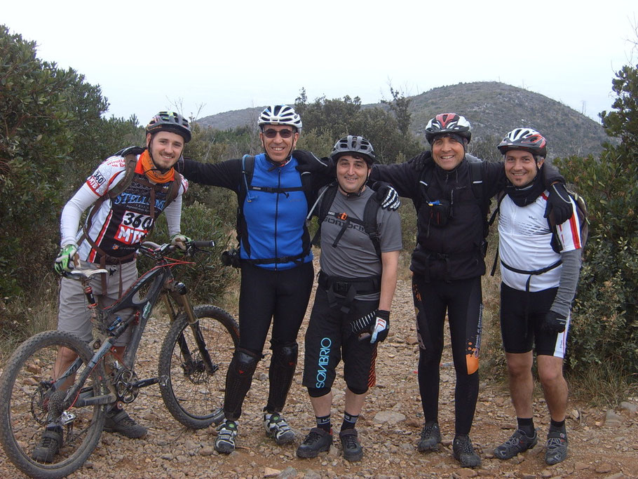 percorriamo parte del sentiero in compagnia di Luca ed Enrico GUALA.....quest'ultimo è uno degli organizzatori e speaker  della Superenduro nonchè , distributore dei marchi IBIS, EVOC ecc.ecc. mentre Luca è istruttore di Down Hill, accompagnatore di MTB 