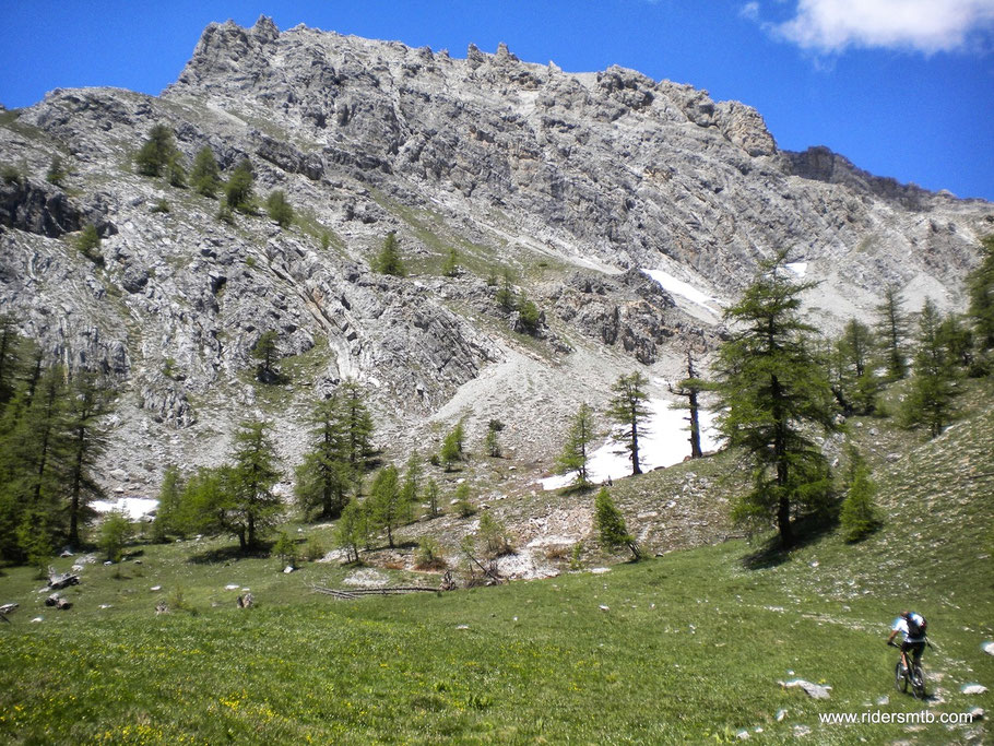 Lasciamo sulla destra il bivio per la croce di S.Giuseppe e costeggiamo la parete rocciosa della Punta Clotesse