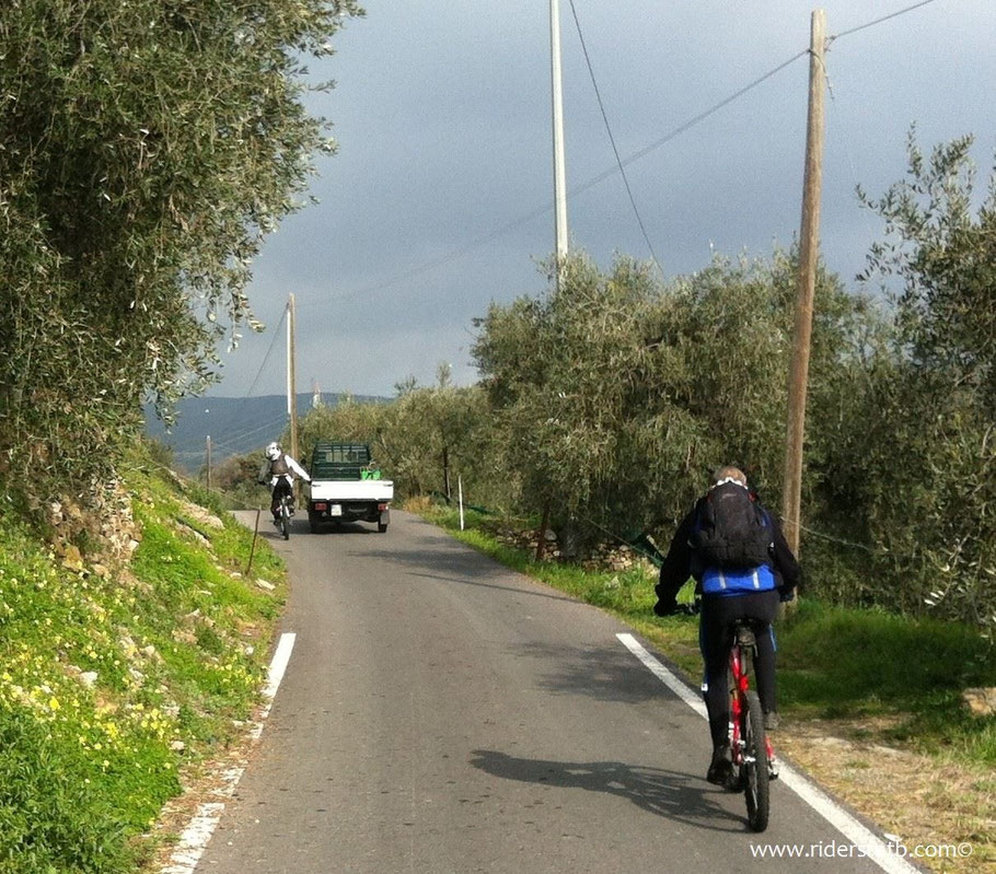 Da Diano Marina si sale....chi pedalando e chi elemosinando  