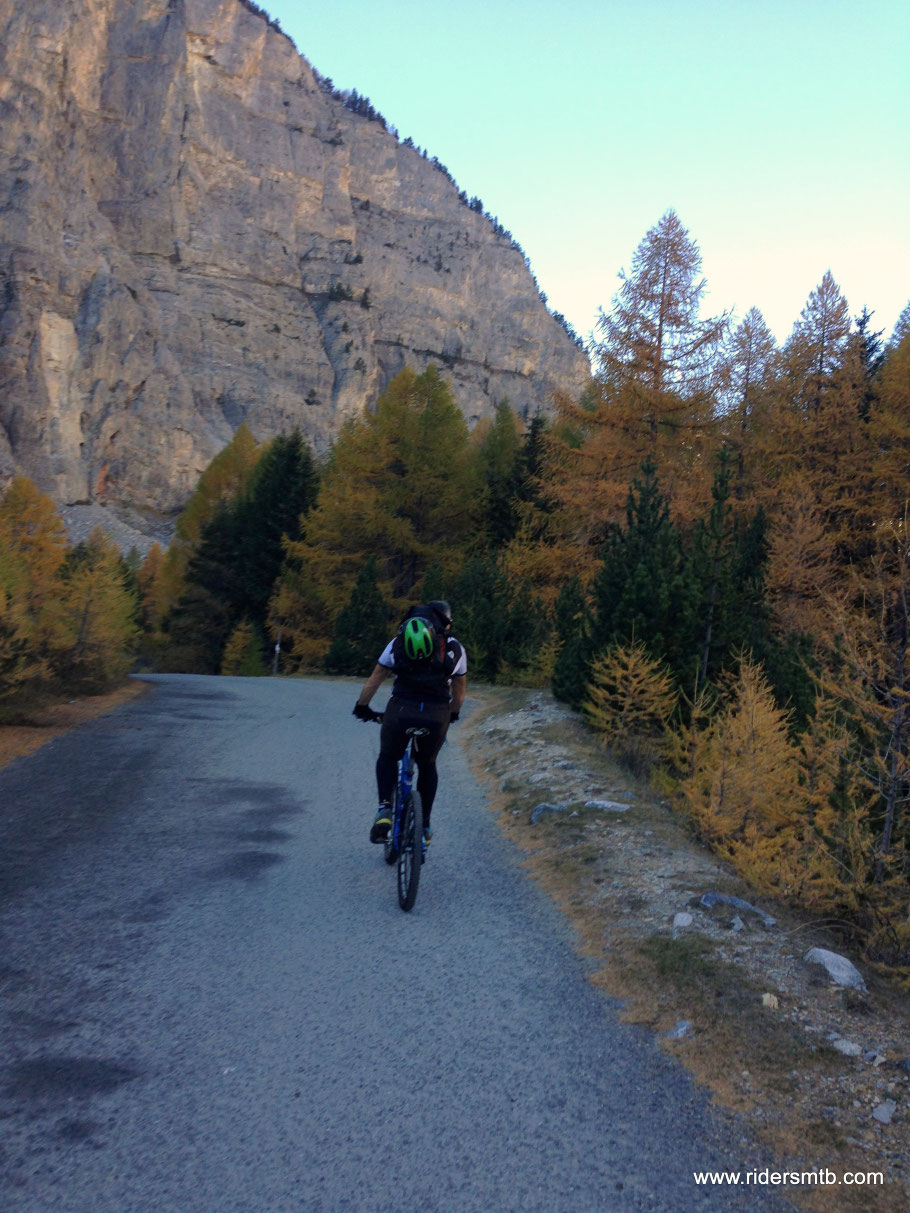 Approfittiamo della calda giornata  per gustare gli ultimi paesaggi di alta montagna del 2014 