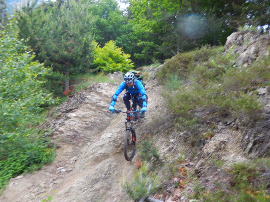 ......il ripidone che ci scarica sul bitume che risaliremo in direzione ROCCERIA