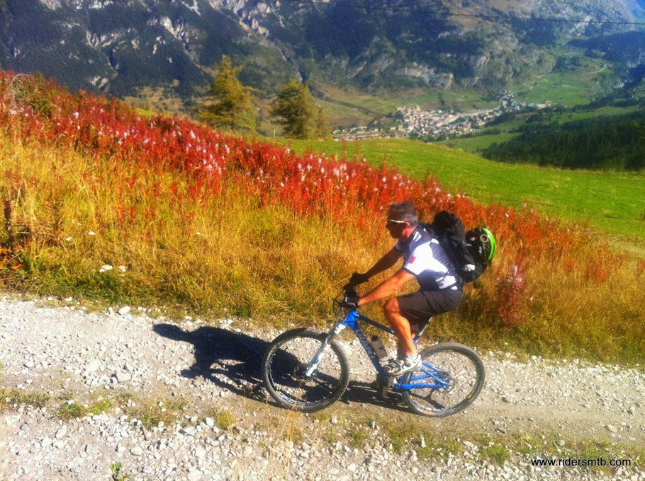 Inizia la salita per il Forte Turra...colori e panorama quasi autunnali