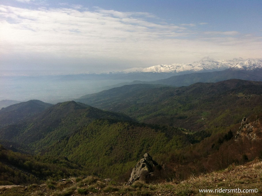 con non poca fatica dovuta dalla pesantezza del terreno giungiamo al monte dei sette confini