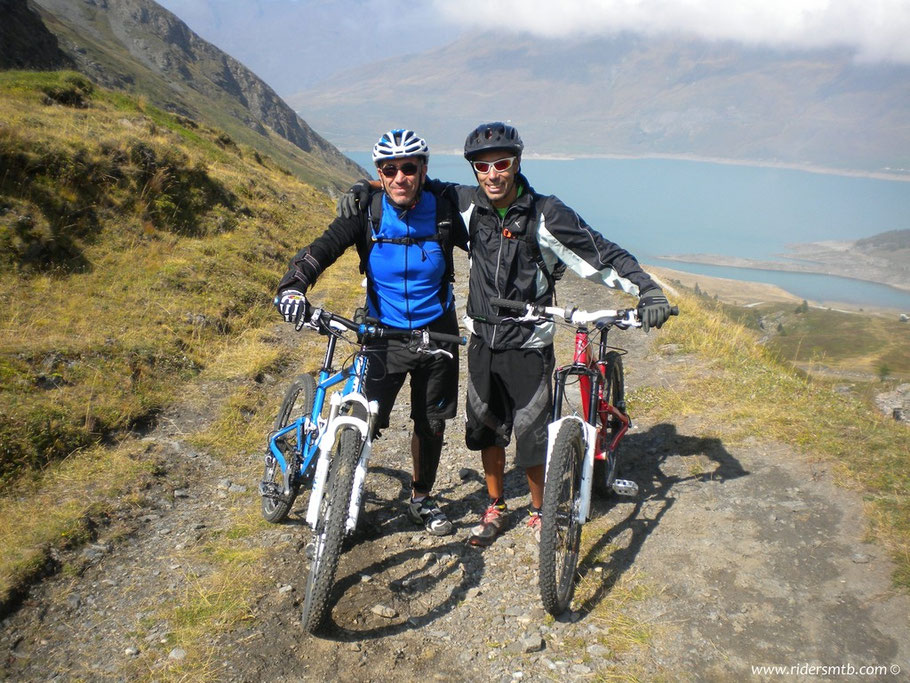  Deju  si aggrega con noi per il rientro ed è  subito amicizia, nel giro di 200 metri percepiamo che dovrà aspettarci.....è davvero bravo e veloce in MTB.