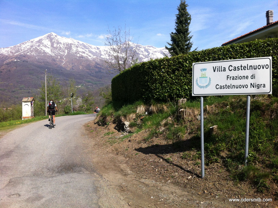 fra asfalto e sterrato ci arrampichiamo in direzione  Monte Calvo