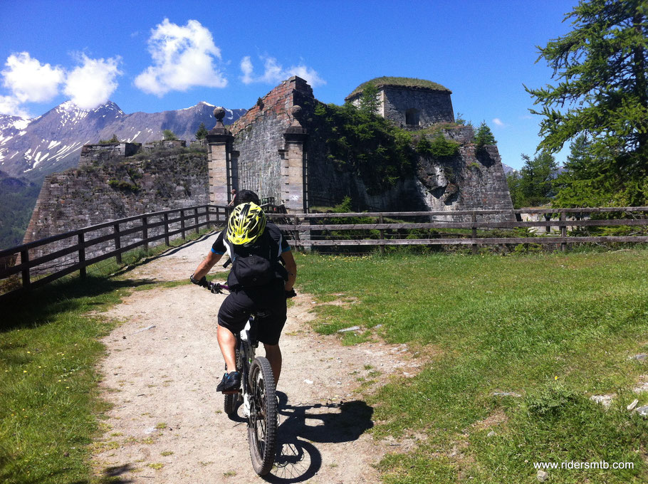 archiviato il noioso asfaltato visitiamo la parte  superiore del Forte di Fenestrelle