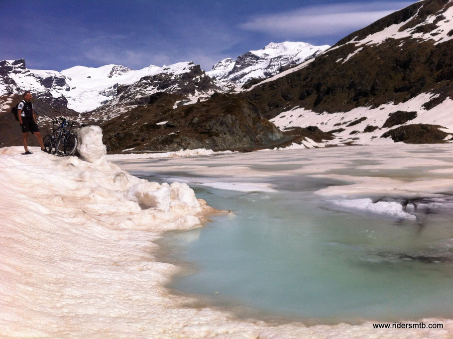 in cima veniamo abbagliati dai colori del lago CIARCERIO a metri  2376, punto più alto del giro