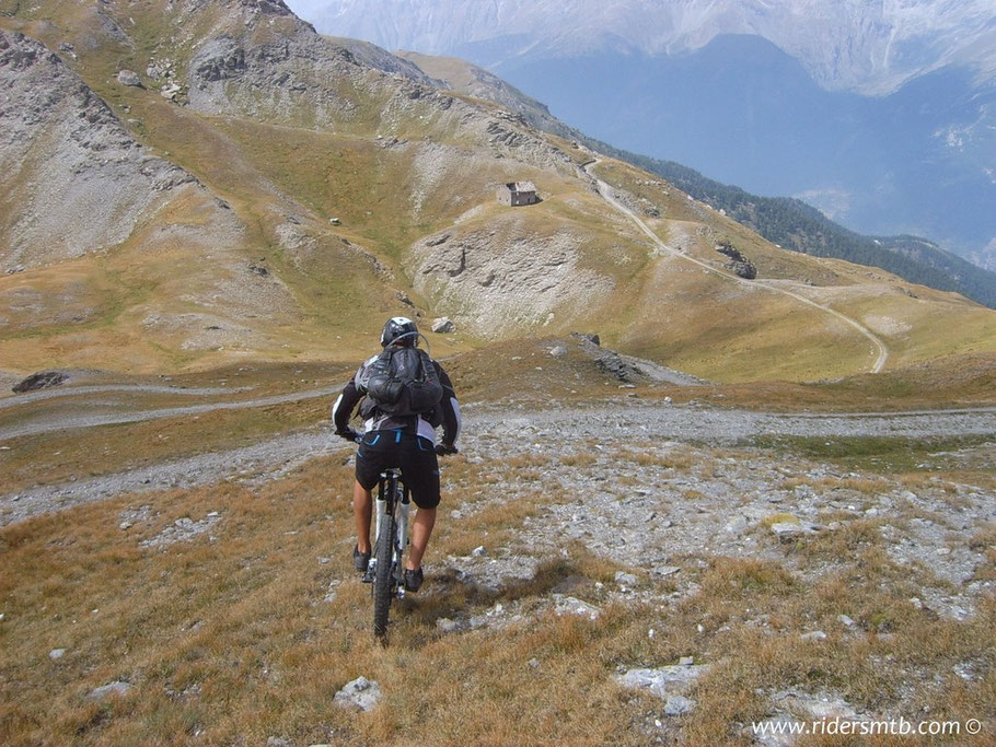 senza indugio continuiamo ad attraversare la strada bianca......assicuro che la foto non rende giustizia alla pendenza 