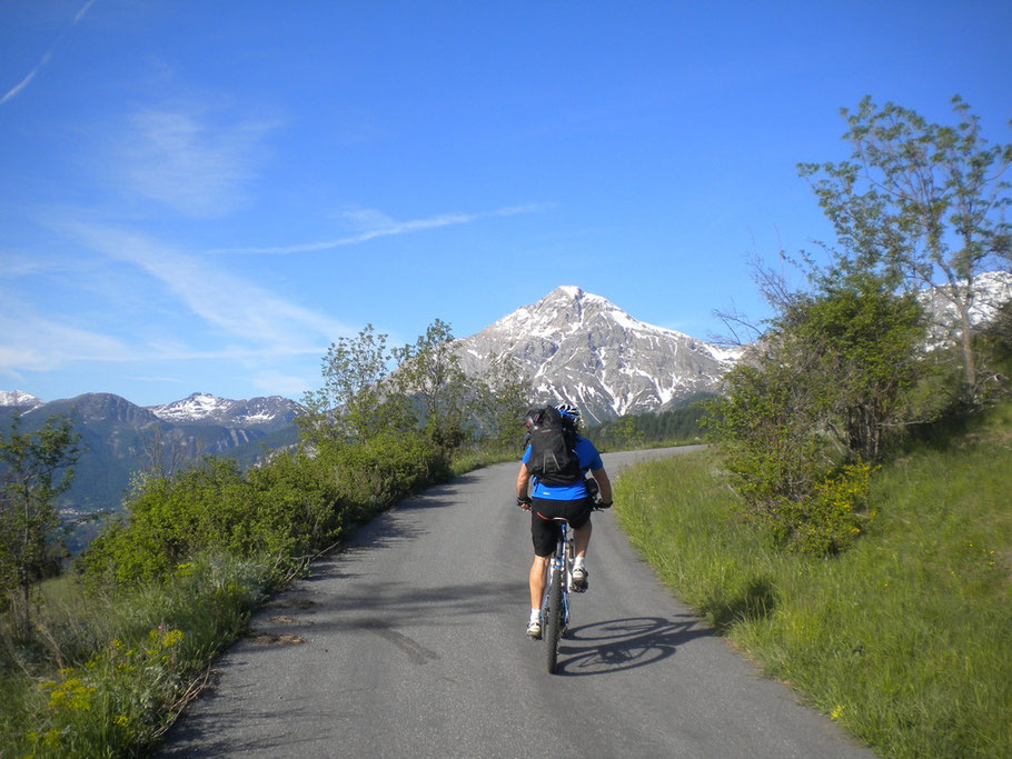 affrontiamo qualche km di asfalto giusto per scaldarci le gambe 