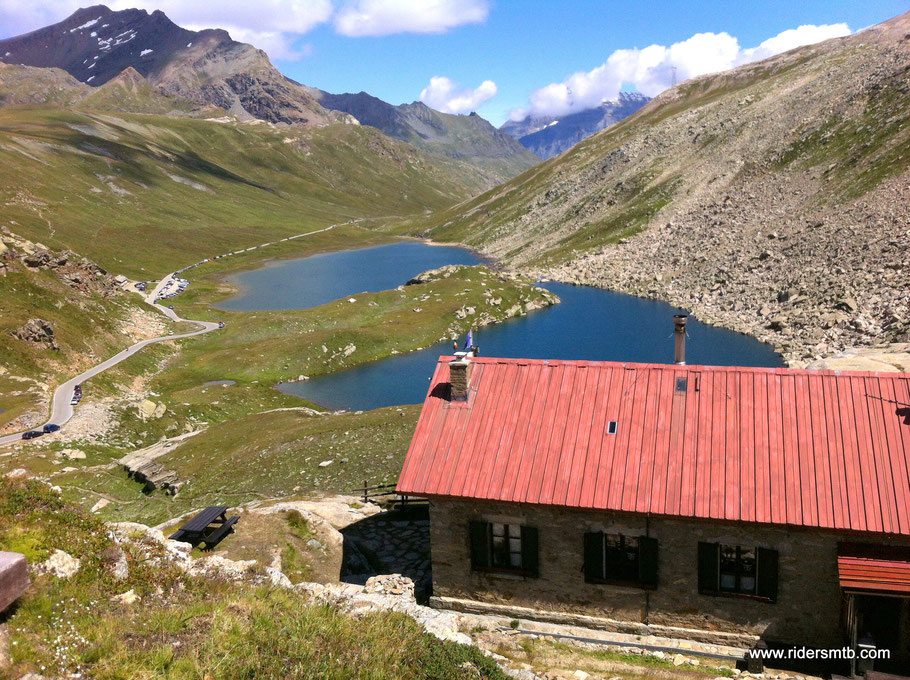 eccoci al colle, tralasciamo il Rifugio Chivasso dove l'accoglienza  è stata tutt'altro che ospitale  