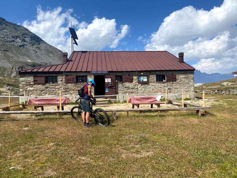Al rifugio accendiamo un paio di candeline per essere riusciti a portare sin qui la pellaccia 