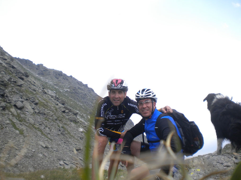 Ancora un km, senza molto faticare, giungiamo al Col Clapier, punta più alta del tracciato ed ultimo obbiettivo della giornata, dove ci facciamo immortalare in una foto mentre Fido ci guarda le spalle.