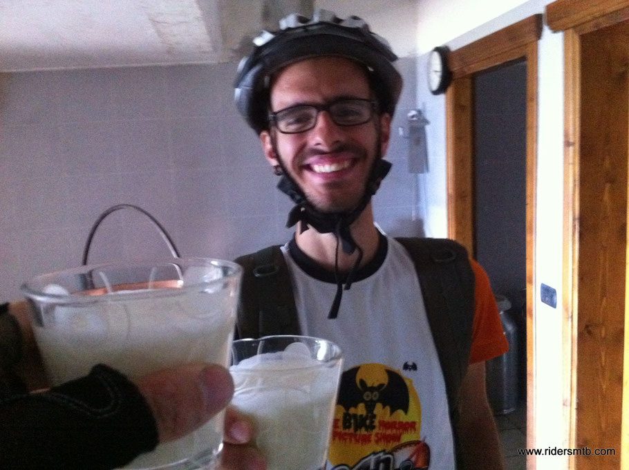 è la prima volta nella storia che brindiamo con il latte appena munto!!......