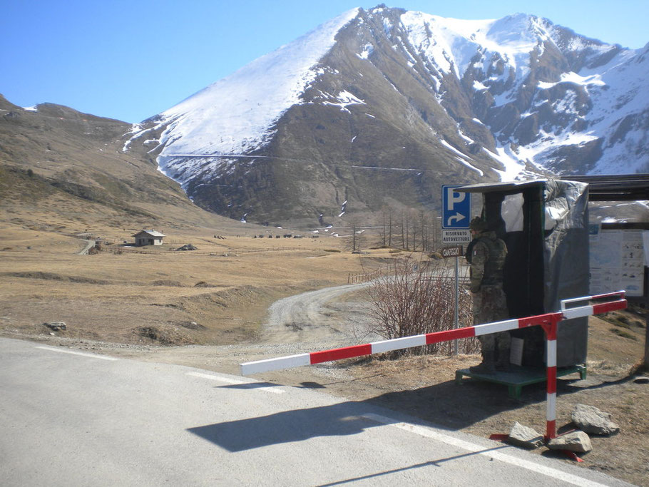 A Pian dell'Alpe un Militare ligio ai suoi doveri ci impone il " Dietro Front " per eseritazioni di tiro a fuoco in atto........E MO? 