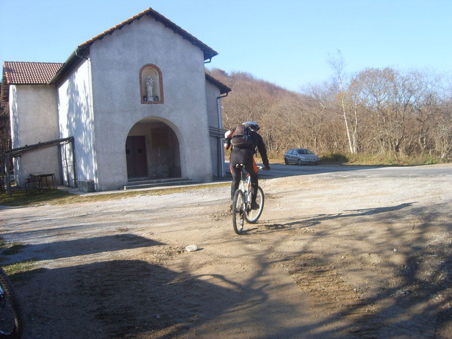 l'arrivo alla chiesetta della Madonna della Neve che coincide con l'AV, (Alta Via dei monti Liguri)