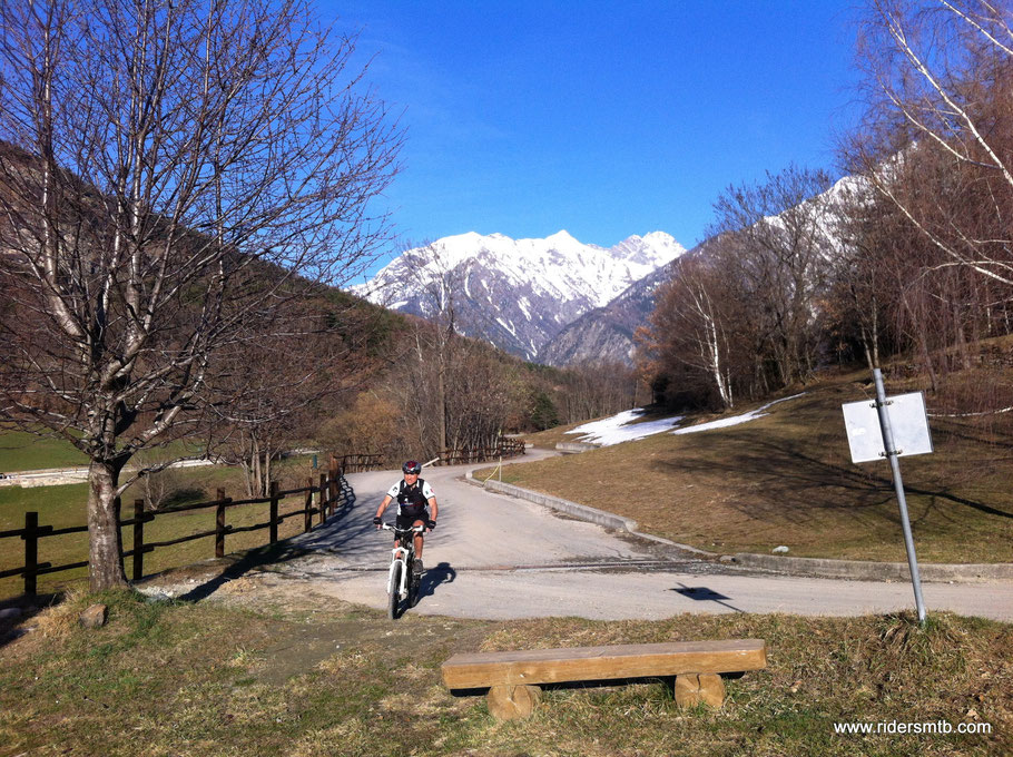 in avvicinamento al  Col D'Arlaz