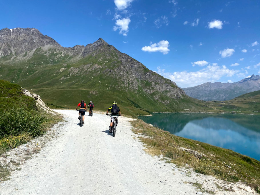 Lasciamo la strada bianca per infilarci nella vallata del PETIT MONCENIS