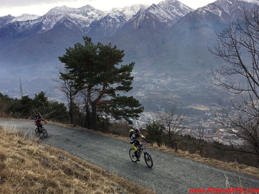 Il panorama spazia su gran parte della Val di Susa ...... Di fronte il Colle delle Finestre.............