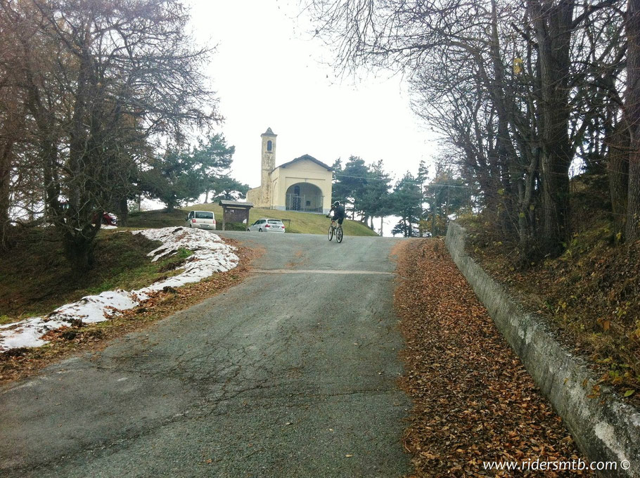 brevissimo tratto di asfalto per innestarci nuovamente al sentiero che ha inizio proprio  dietro la chiesa di Prarotto 