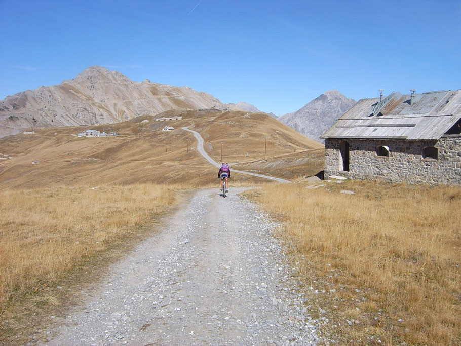 fra baraccamenti militari ci dirigiamo verso Monte janous.. (quello più alto) scopriamo a malincuore che la strada per salire al forte è severamente vietata al transito perchè molto pericolosa...non leggiamo neanche per la seconda volta.. a destra vi è un