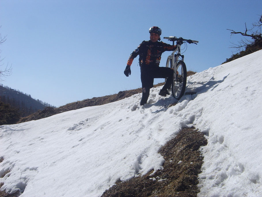 Mentre sentiamo le pallottole rimbalzare sulle rocce, troviamo rifugio ( si fa per dire ) in dirupi peraltro coperti da una insidiosissima neve... 