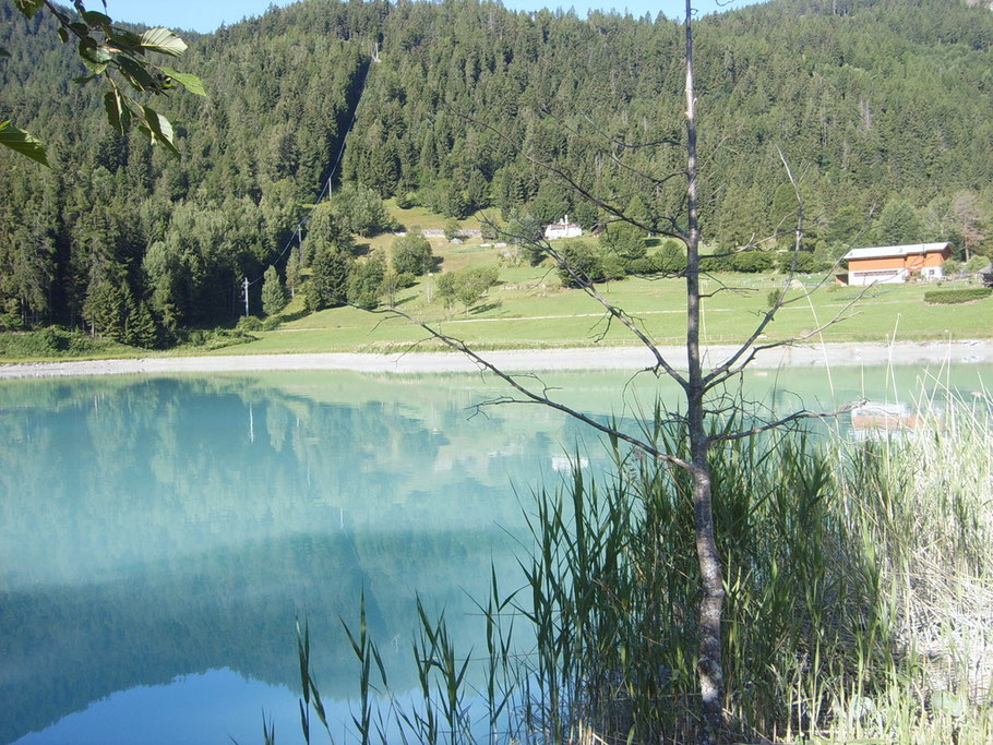  Le previsioni meteo ci obbligano a cambiare meta.....tralasciamo l'idea della Valle Stretta per assaporare la Val D'Ayas.       lo start odierno è fronte lago a Brusson....bellissimo 