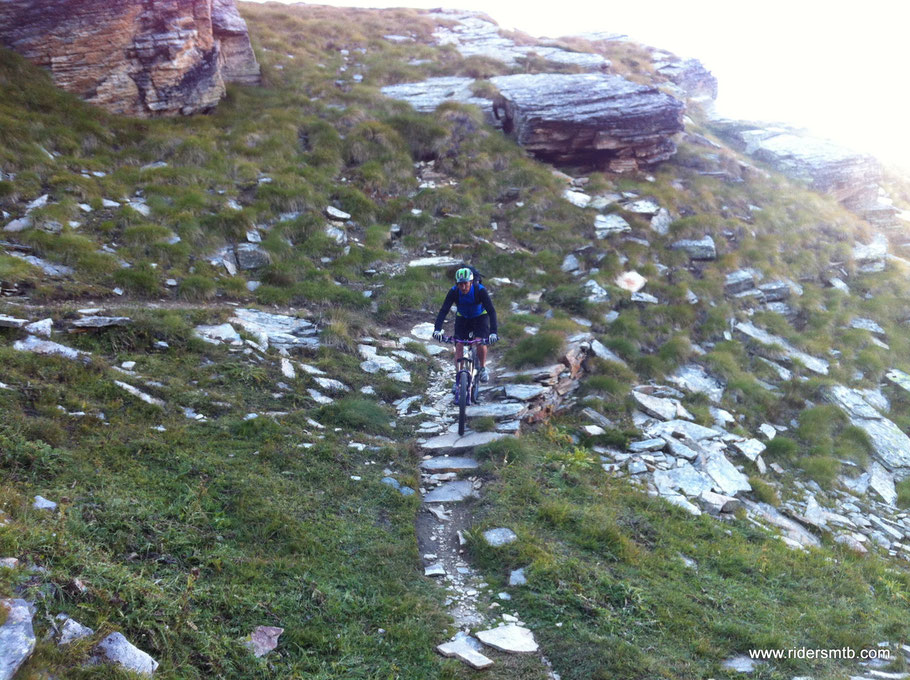 l'ultima parte del sentiero balcone n.9 è un single track tecnico e divertente.. ma preannuncia la fine del bellissimo giro odierno