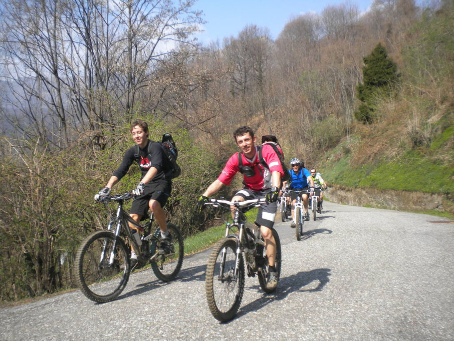 Qui a Coggiola è aria di festa, fra una settimana il circo della superenduro fara' tappa qui....Oggi il paese è invaso dai bikers e gli unici rumori che si sentono sono gli scricchiolii dei rapporti e lo scorrere delle ruote grasse... 