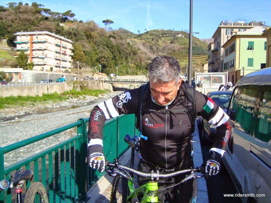 .......bazzicando su vari forum cade l'occhio su un percorso Freeride nel Genovese, è stato da poco recensito e pare sia molto allettante....!!, ...... un giro di telefonate e si parte....!!