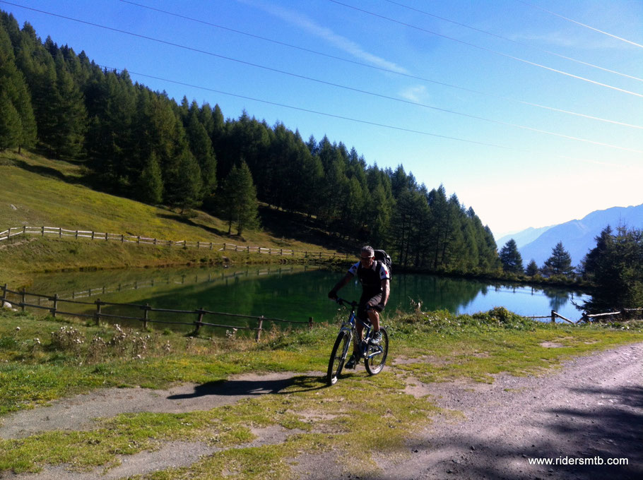 dal lago di Vens tralasciamo la carrozzabile che si addentra nel vallone di Vertosan e imbocchiamo un sentierino spettacolare