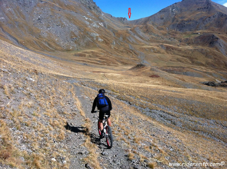 affacciandosi dal Col del Pys... il panorama è favoloso...ci immergiamo in una conca meravigliosa con vista sul colle dell'Albergian, il GPM odierno!!! 