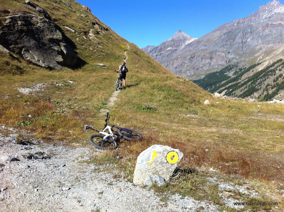 uscendo dalla quasi buia galleria, a darci il benvenuto c'è il numero 4 che ci invita a caricare la bici a spalle!!! buona fortuna!!