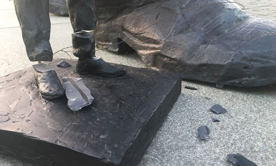 Knocked off his feet, after  three months standing tall, next to the Nelson Mandela statue in The Hague.