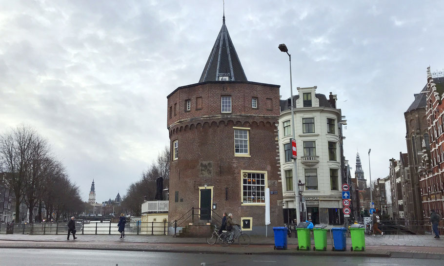 Prins Hendrikkade 94-95, Schreierstoren, left the tower of Zuiderkerk and right the Oude Kerk